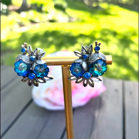 VINTAGE SIGNED WEISS SAPPHIRE TOPAZ COLORED SILVER FLOWER CLIP ON EARRINGS - Picture 1 of 3